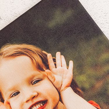 A close up view at the premium quality photo finishing available on photo tiles.